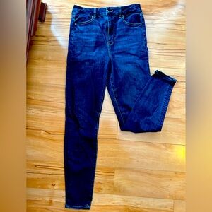 American eagle dark wash 
Size 8 next level stretch